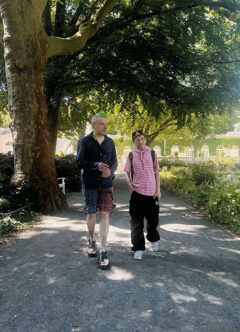 Alexander Delphinov und Larissa Solowjowa bei einem Spaziergang in Berlin