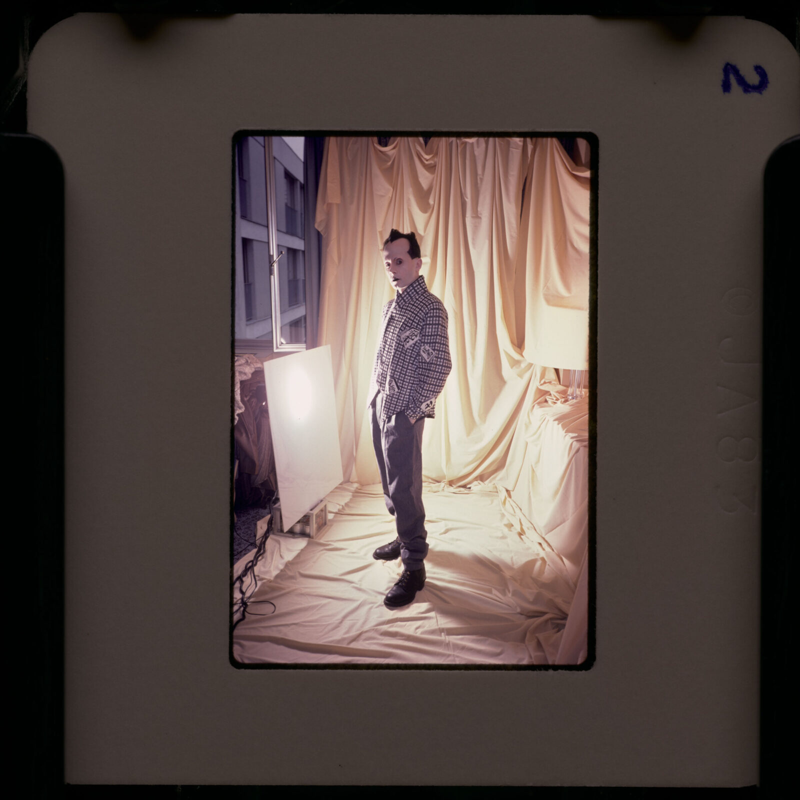 Dia mit Porträt von Klaus Nomi in einem Fotostudio vor hellen Stoffen stehend