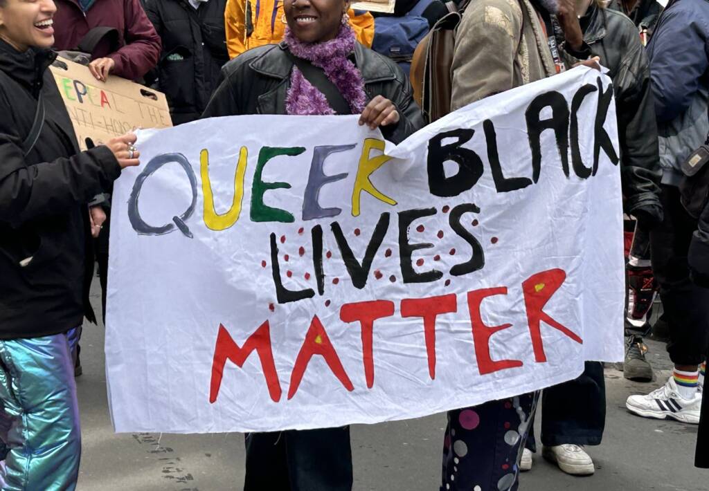 Protest-Banner "Queer Black Lives Matter"