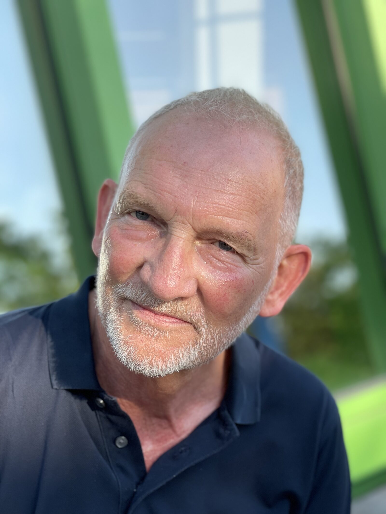 Porträt Hans-Gerd Brunnert im schwarzen Hemd