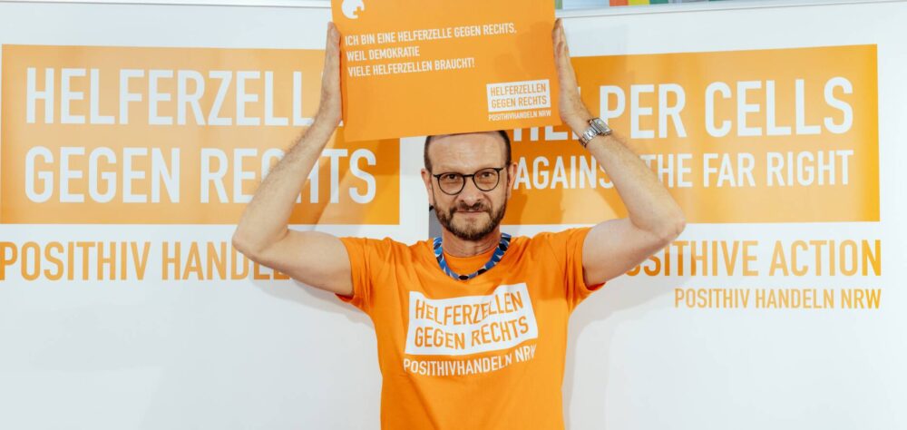 Foto von Gottfried Dunkel mit Materialien der Kampagne 