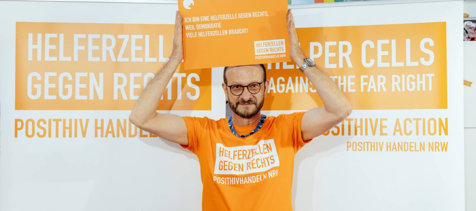 Foto von Gottfried Dunkel mit Materialien der Kampagne 