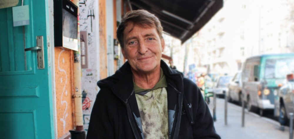 Dirk Schäffer in einem Straßencafé