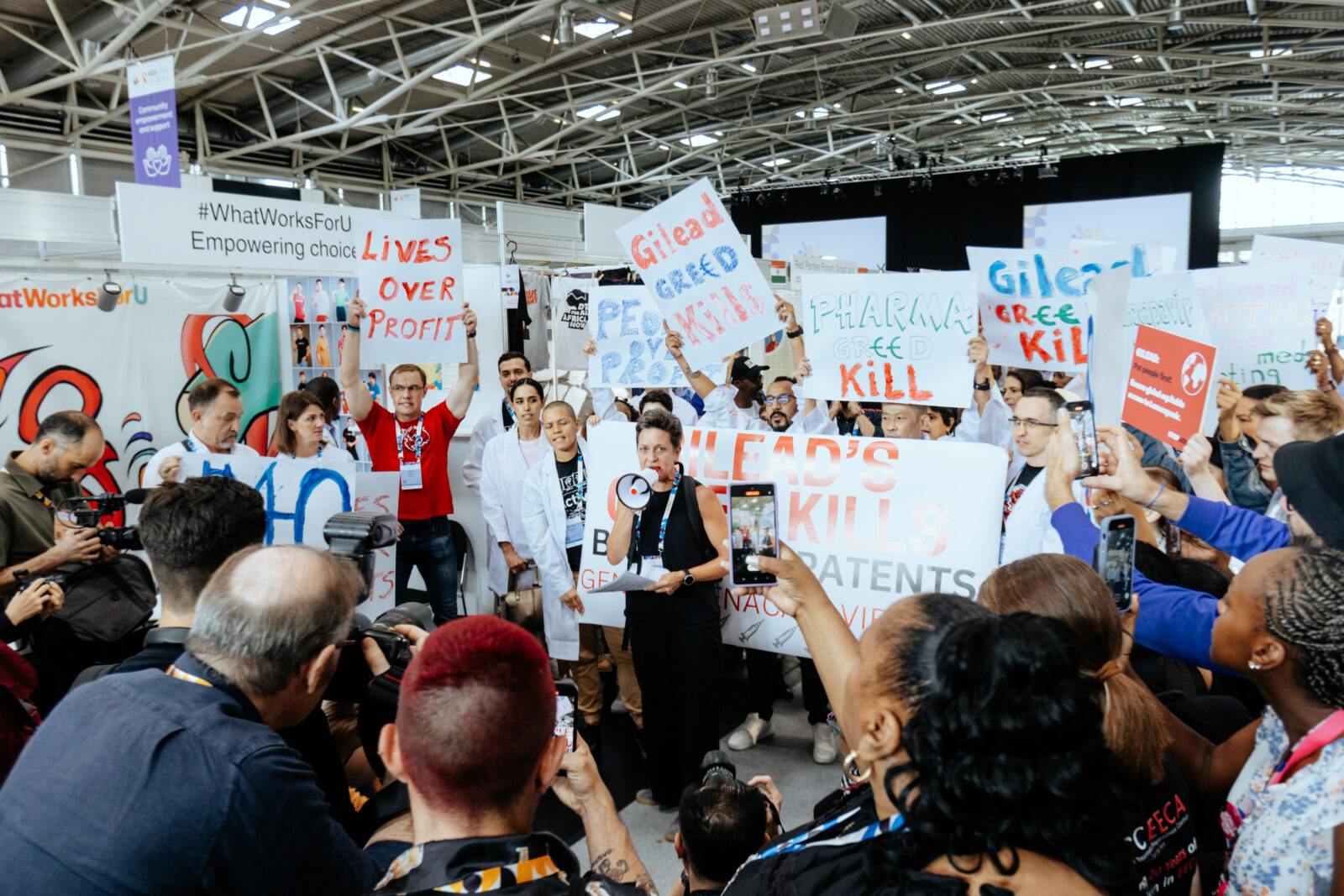 Portestierende Menschen in der Kongresshalle auf der AIDS 2024