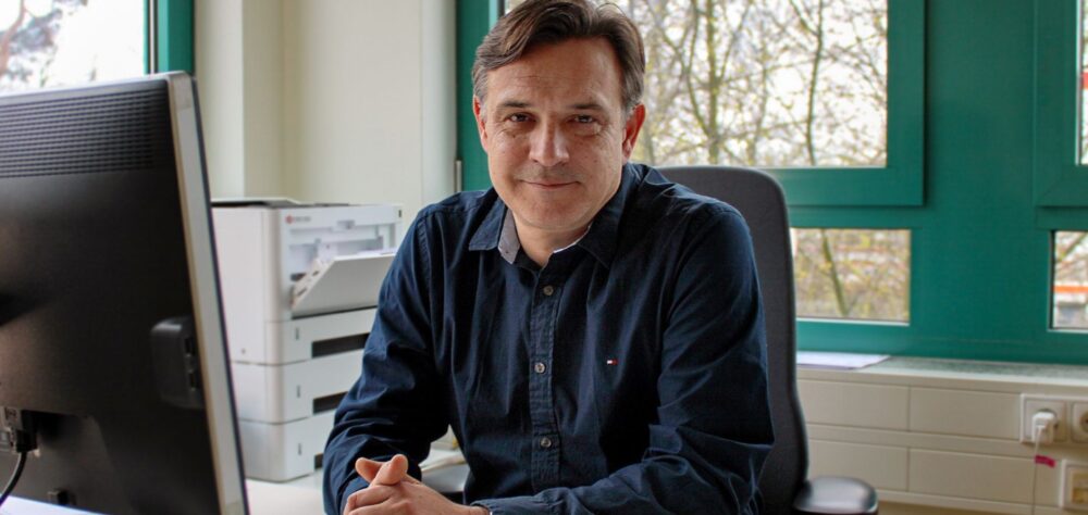 Dr. Thomas Peschel am Schreibtisch in der Diamorphin-Ambulanz