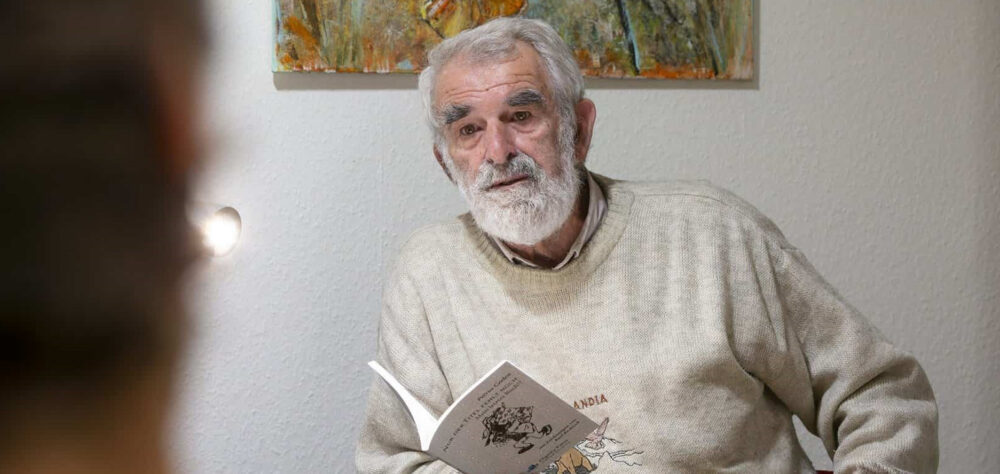 Petrus Ceelen, sitzend, im Gespräch, mit Buch in der Hand