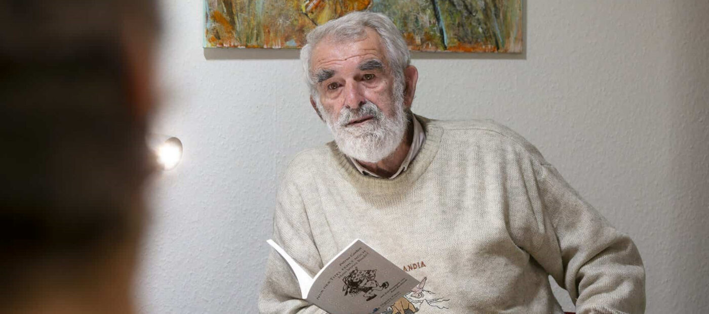 Petrus Ceelen, sitzend, im Gespräch, mit Buch in der Hand