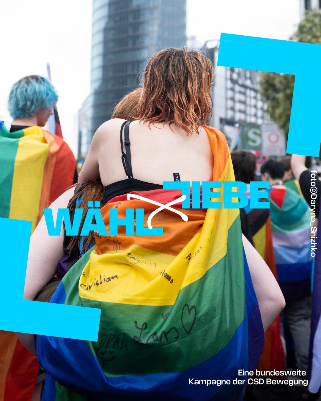 Personen mit Regenbogenflaggen auf einer Demonstration in Berlin, Darauf der Aufruf 