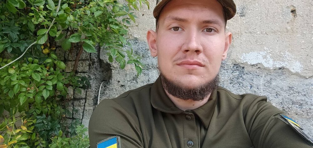 LGBTIQ* in der Ukraine: Soldat in ukrainischer Uniform Blick in die Kamera