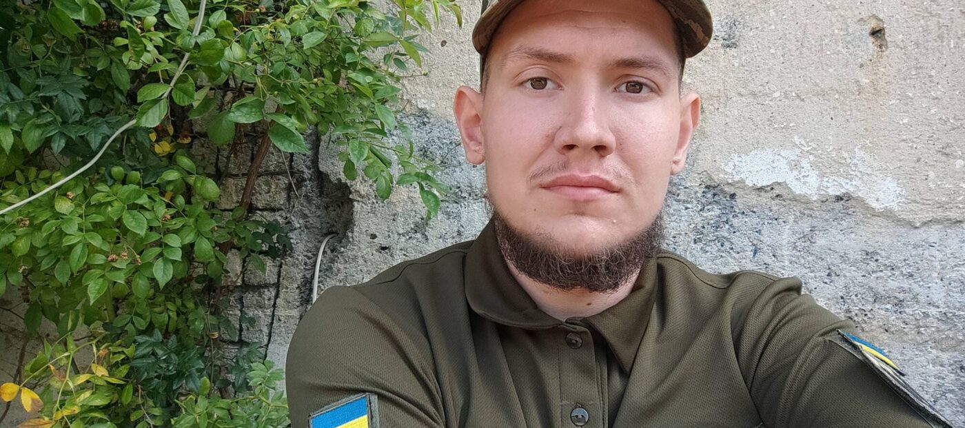 LGBTIQ* in der Ukraine: Soldat in ukrainischer Uniform Blick in die Kamera