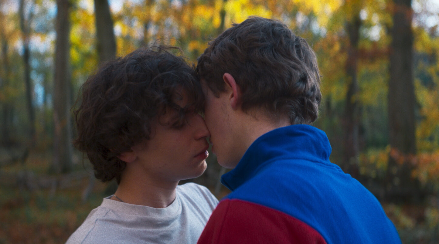 Zwei Jugendliche küssen sich im Wald