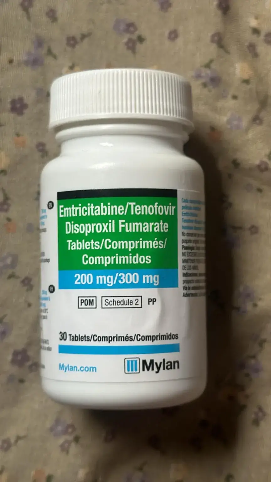 weiße Pillendose der Marke Mylan: Emtricitabine/Tenofobir, 200mg/300mg, 30 Tablets