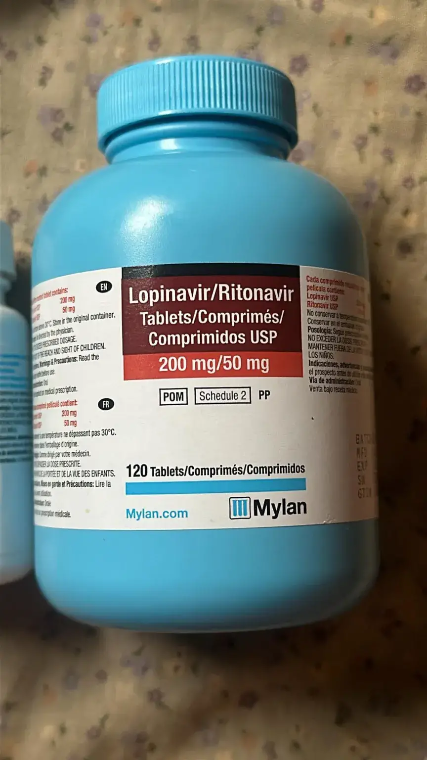 blaue Pillendose der Marke Mylan: Lopinavir/Ritonavir 200mg/50mg, 120 Tablets