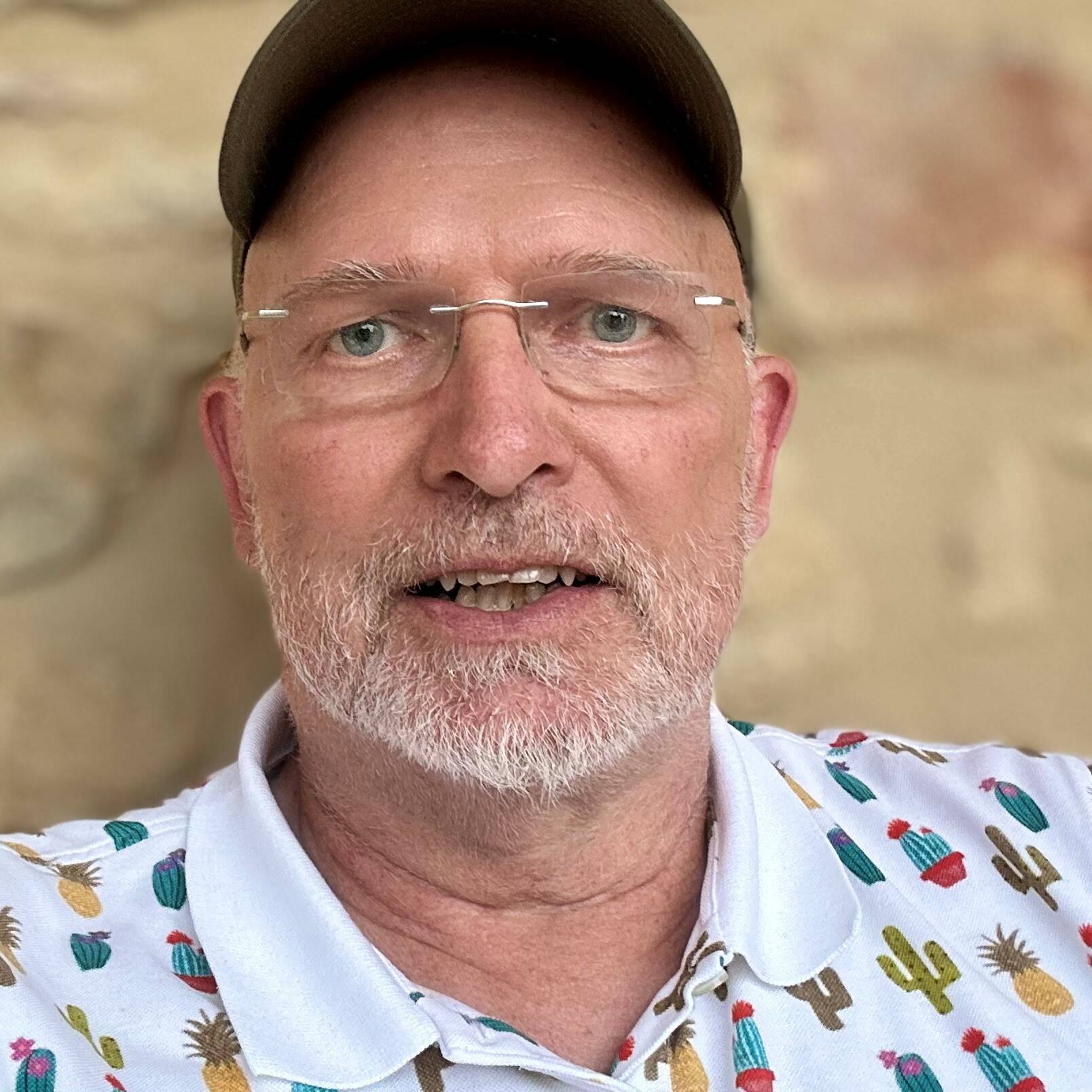 Mann in buntem Polo-Shirt und Base-Cap