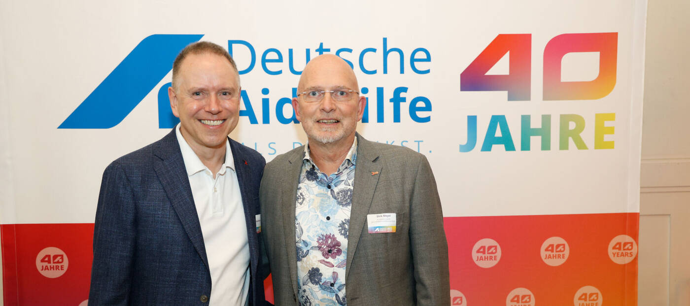 Dirk Meyer mit Volker Mertens vor einem Banner zu 40 Jahre DAH
