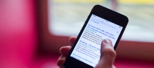 Telefonbildschirm zeigt Liste von Websiten der DAH