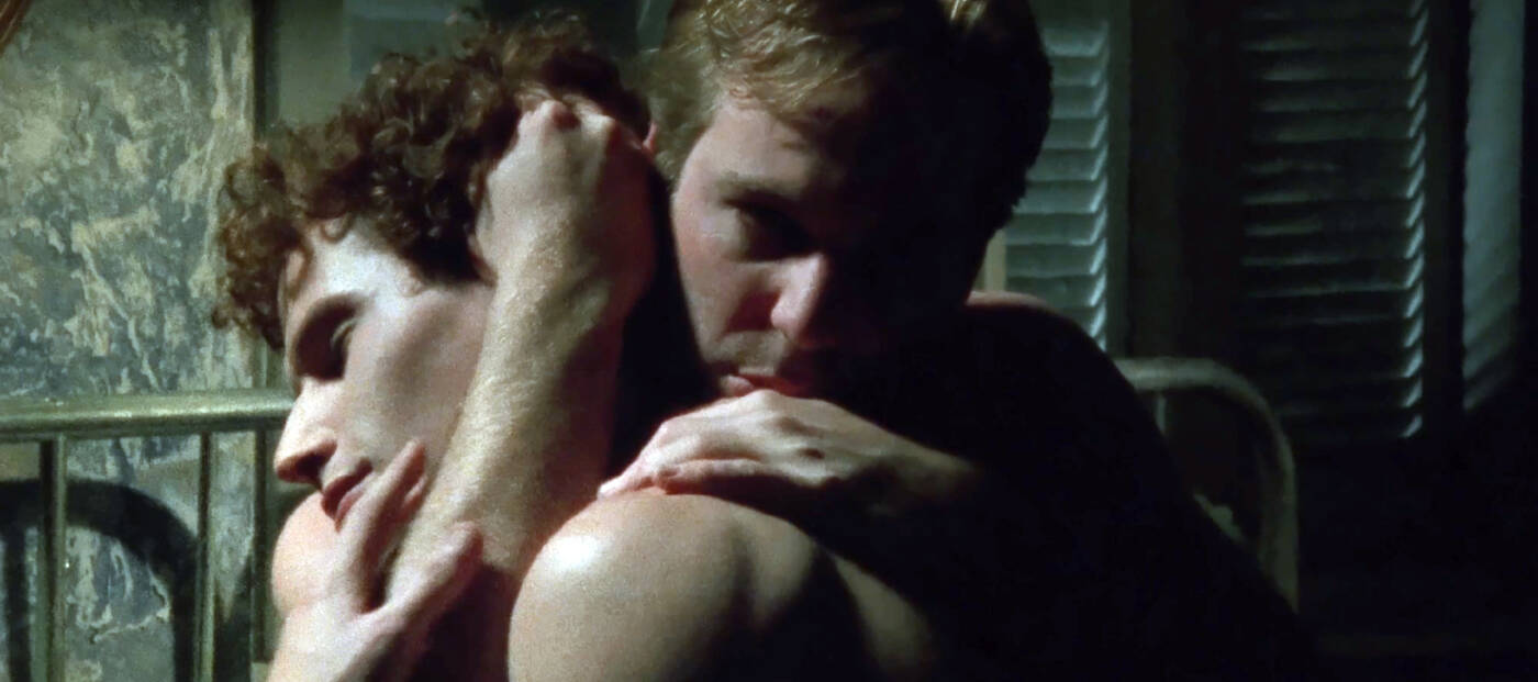 Filmszene: zwei nackte Männer in enger Umarmung