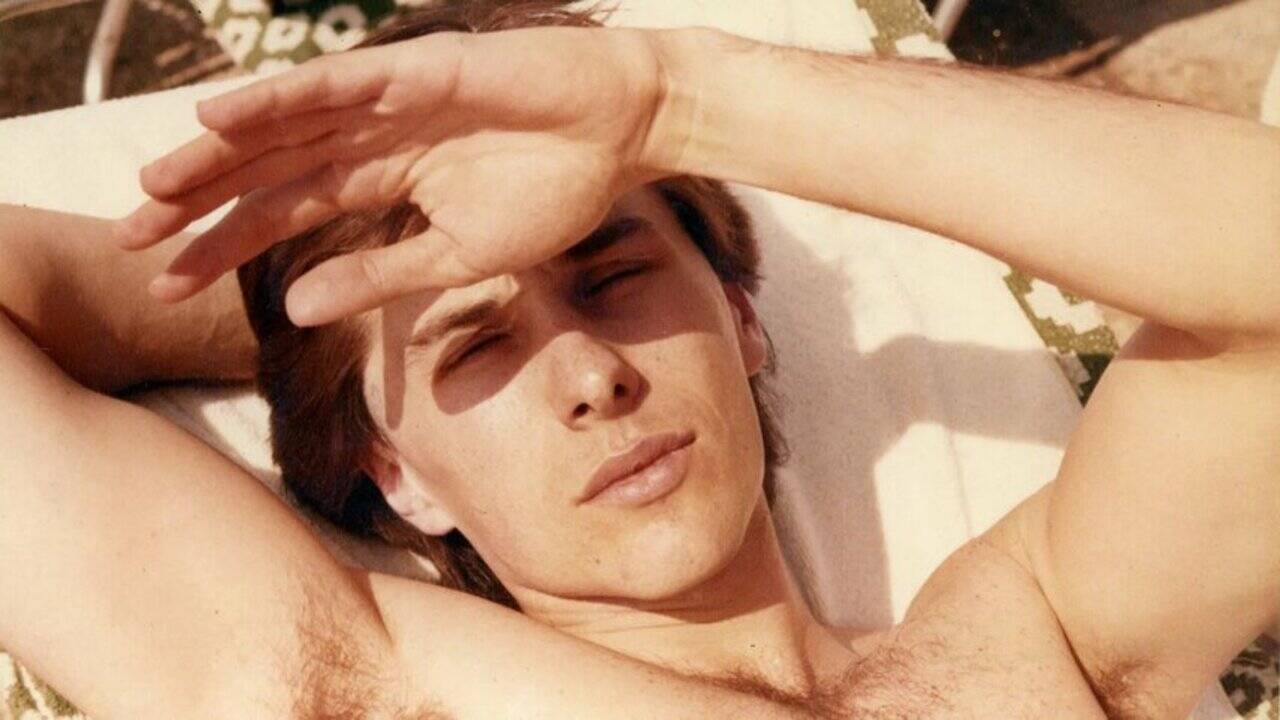 Porträt einer jungen Mannes mit nacktem Oberkörper in der Sonne