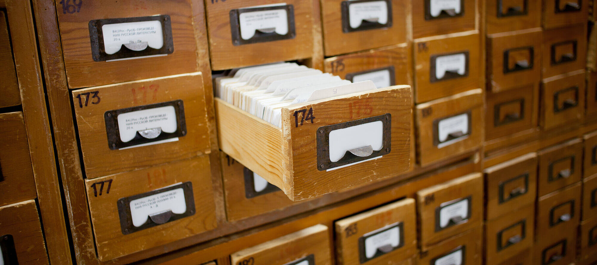 alter Karteikartenschrank mit einer geöffneten Schublade