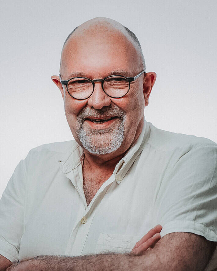 Porträt eines lächenden Mannes mit Brille