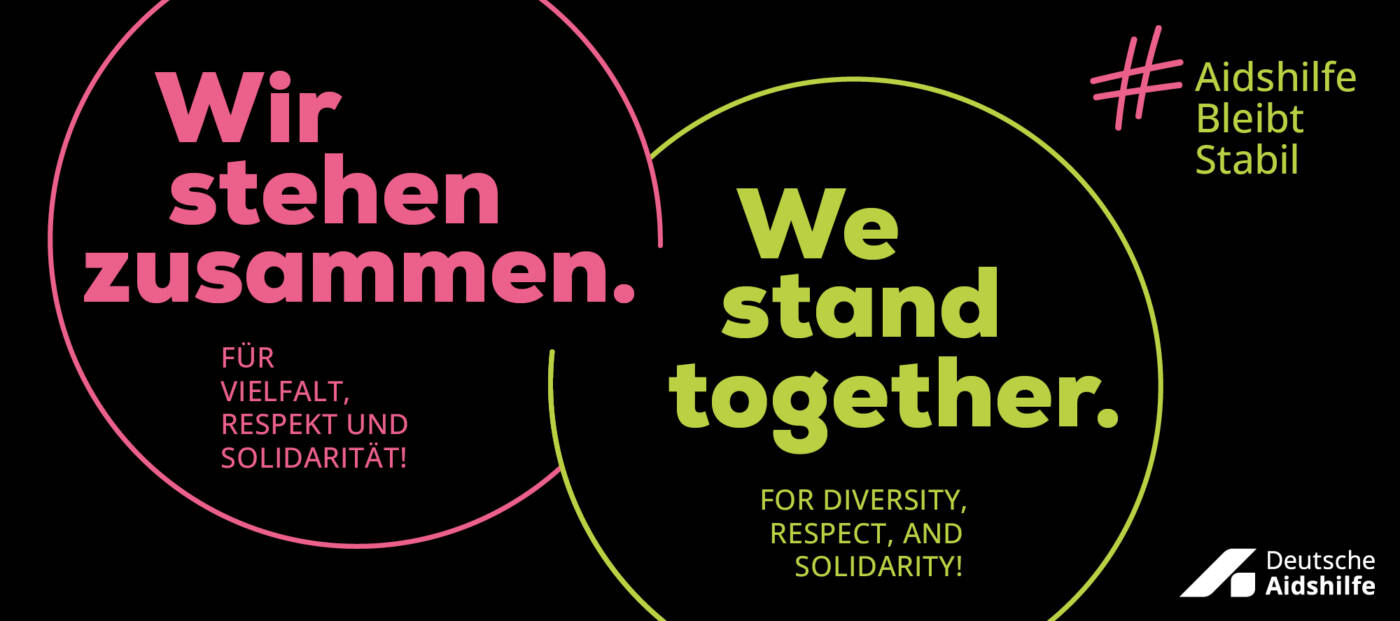 Banner mit Slogan: „Wir stehen zusammen. Für Vielfalt, Respekt und Solidarität! We stand together. For diversity, respect, and solidarity! #AidshilfeBleibtStabil, Logo Deutsche Aidshilfe