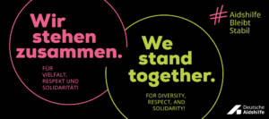 Banner mit Slogan: „Wir stehen zusammen. Für Vielfalt, Respekt und Solidarität! We stand together. For diversity, respect, and solidarity! #AidshilfeBleibtStabil, Logo Deutsche Aidshilfe
