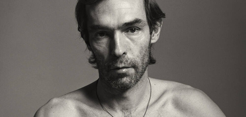 Porträt eines Manner, der in die Kamera blickt