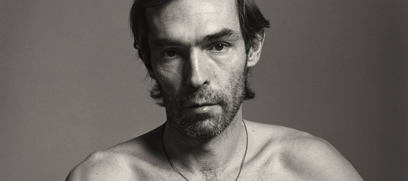 Porträt eines Manner, der in die Kamera blickt