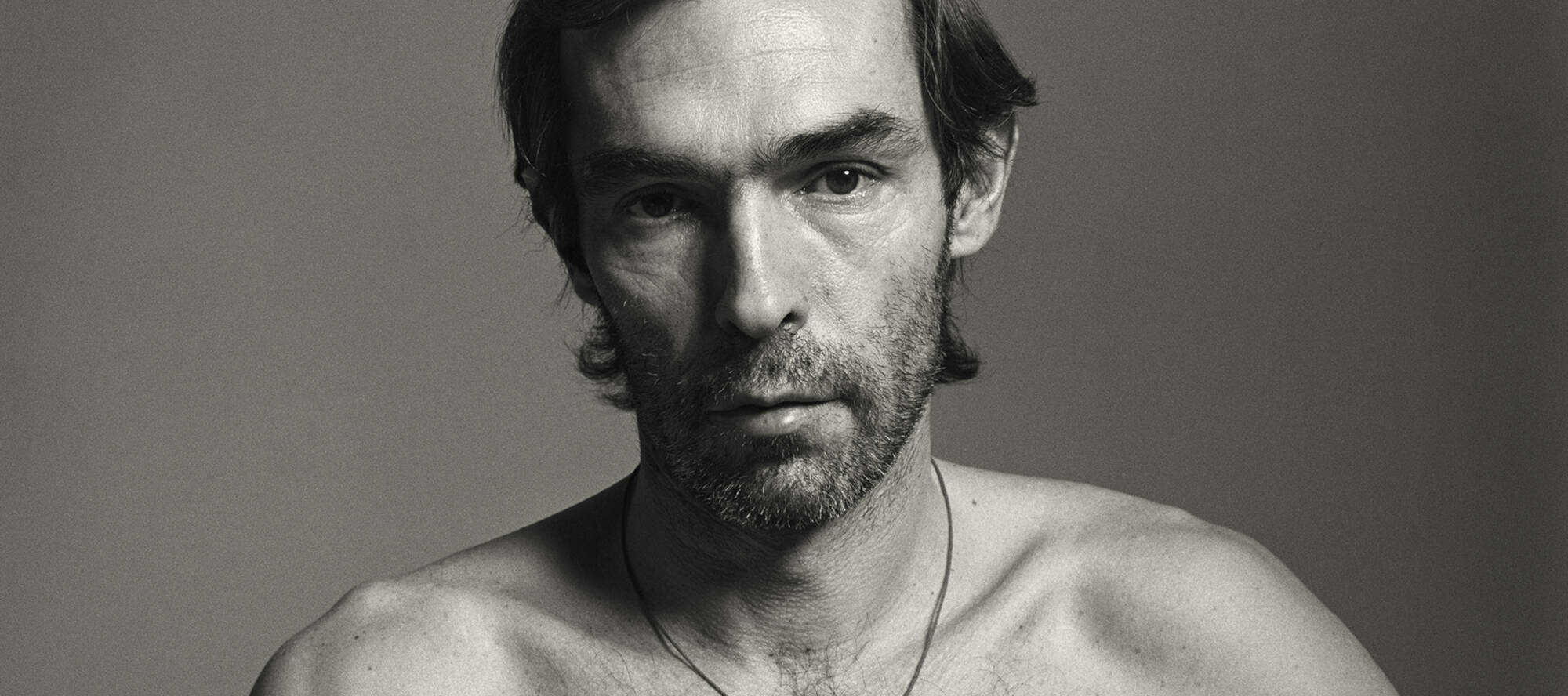 Porträt eines Manner, der in die Kamera blickt