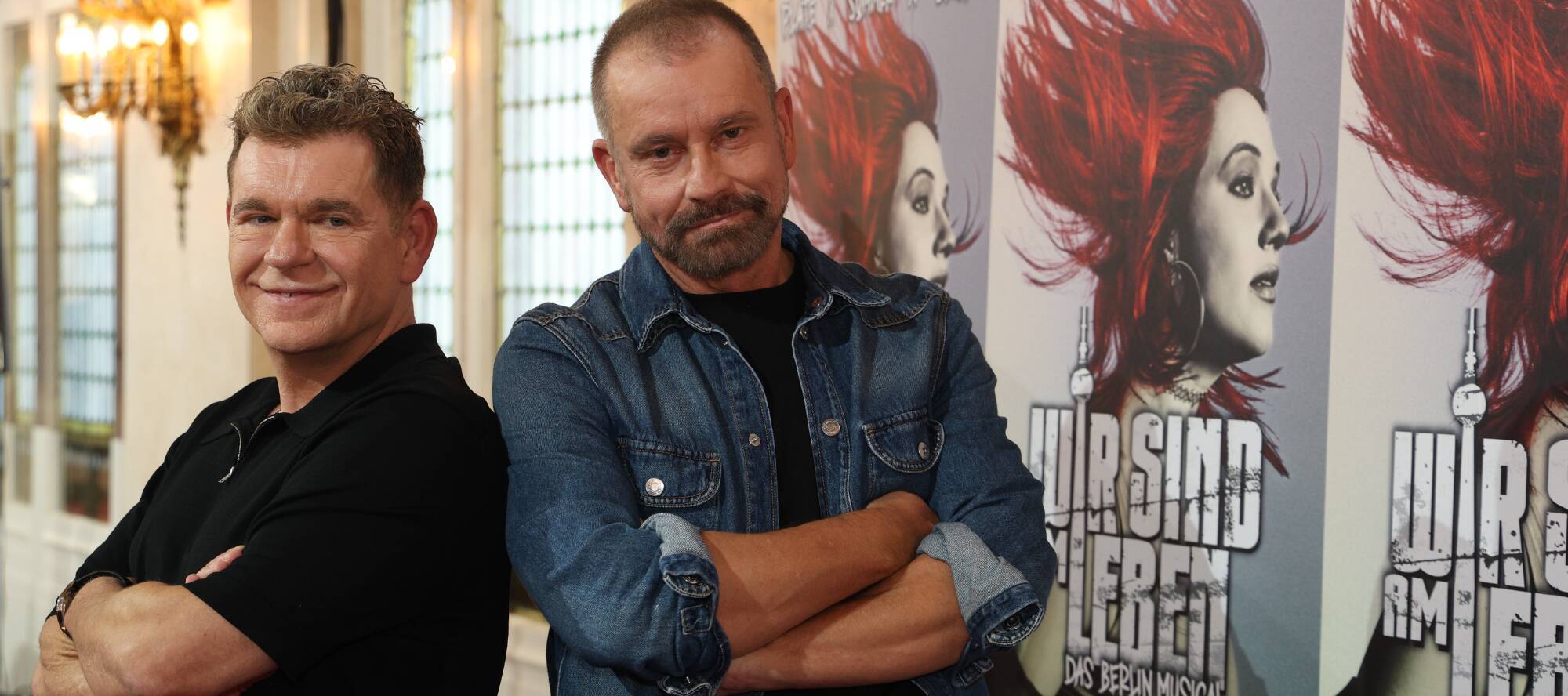 Peter Plate (links) und Ulf Leo Sommer (rechts) vor Plakaten zum Musical 