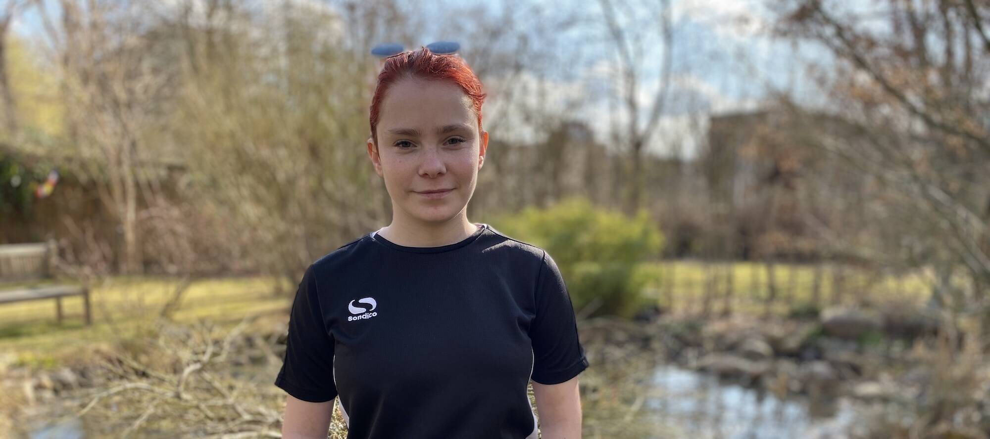 Das Bild zeigt Stefania aus der Ukraine, die seit ihrer Geburt mit HIV lebt