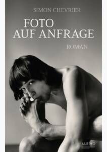 Buchcover "Foto auf Anfrage" von Simon Chevrier mit Hujars Fotografie "Daniel Schook Sucking Toe", die eine nackte, gelenkige Person zeigt, die an den eigenen Fußzehen lutscht und in die Kamera guckt.