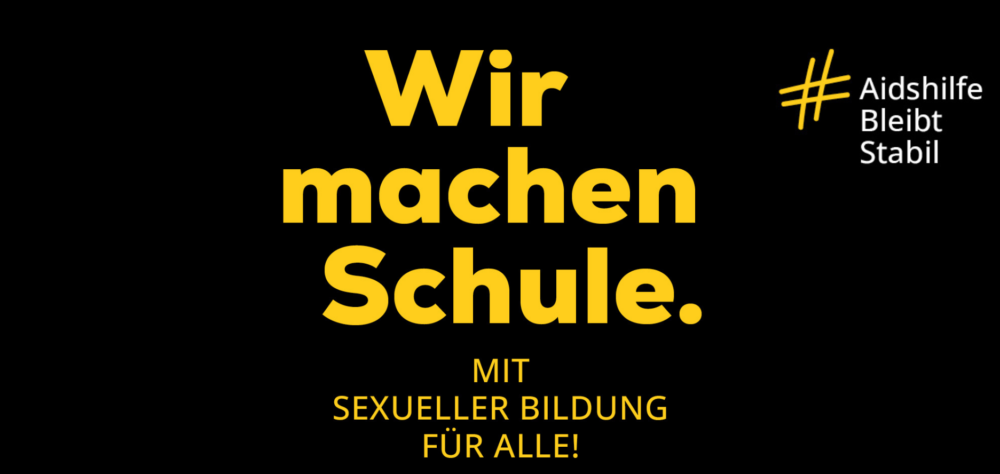 Blaue Schrift auf schwarzen Hintergrund: Wir machen Schule. Mit sexueller Bildung für alle! Hashtag Aidshilfe Bleibt Stabil. Deutsche Aidshilfe