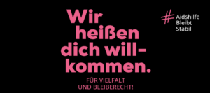 Blaue Schrift auf schwarzen Hintergrund: Wir heiße dich willkommen. Für Vielfalt und Bleiberecht! Hashtag Aidshilfe Bleibt Stabil. Deutsche Aidshilfe