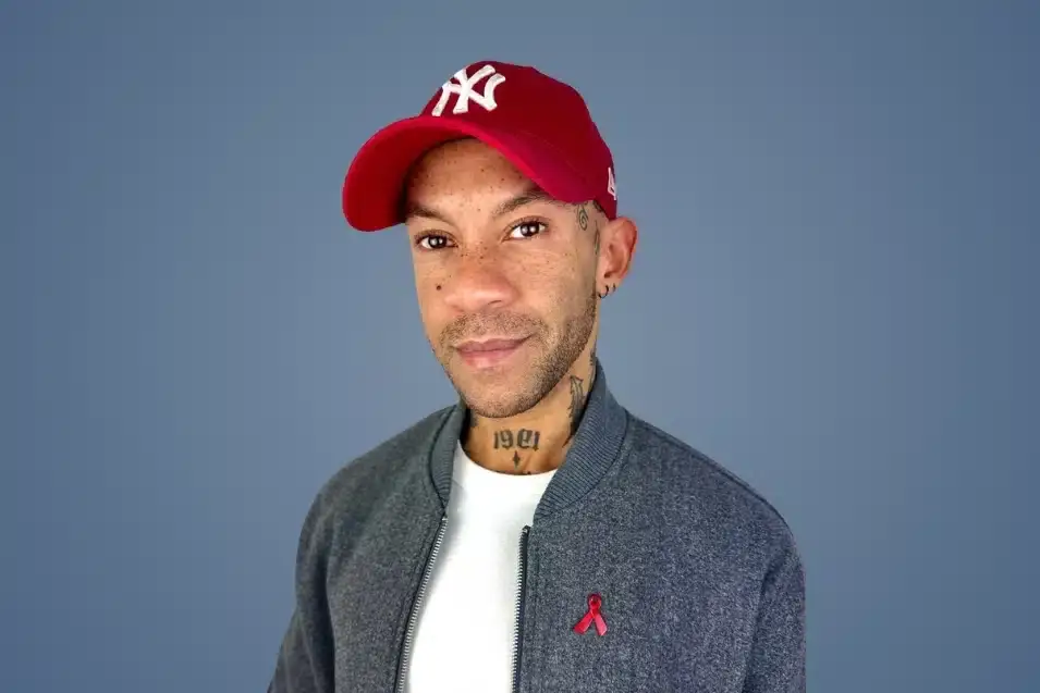 Porträtfoto Jonathan Gregory mit rotem Basecap