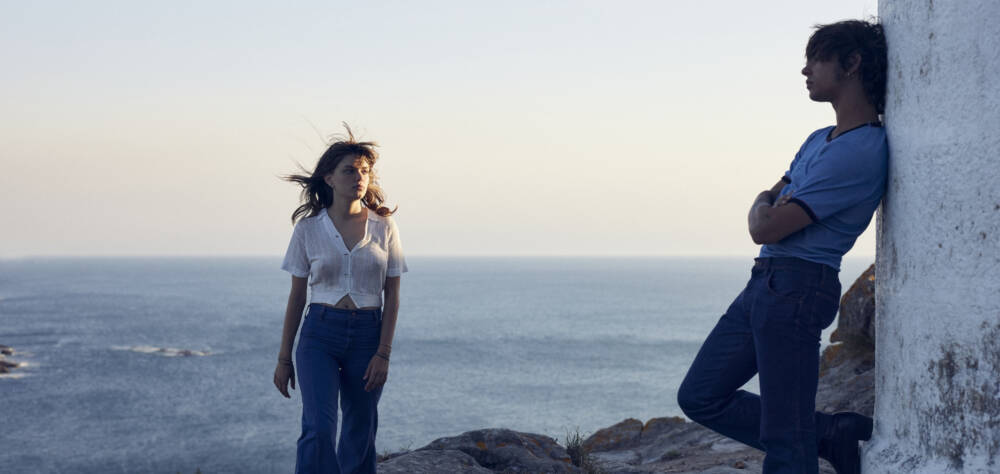 Filmszene: Zwei junge Menschen stehen an der Küste