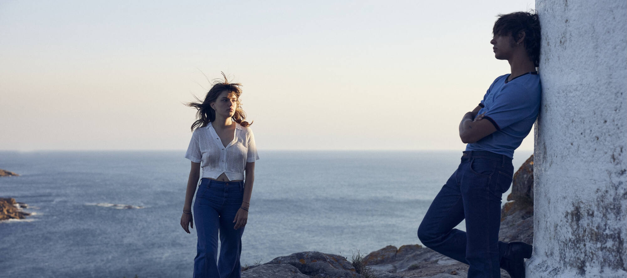 Filmszene: Zwei junge Menschen stehen an der Küste