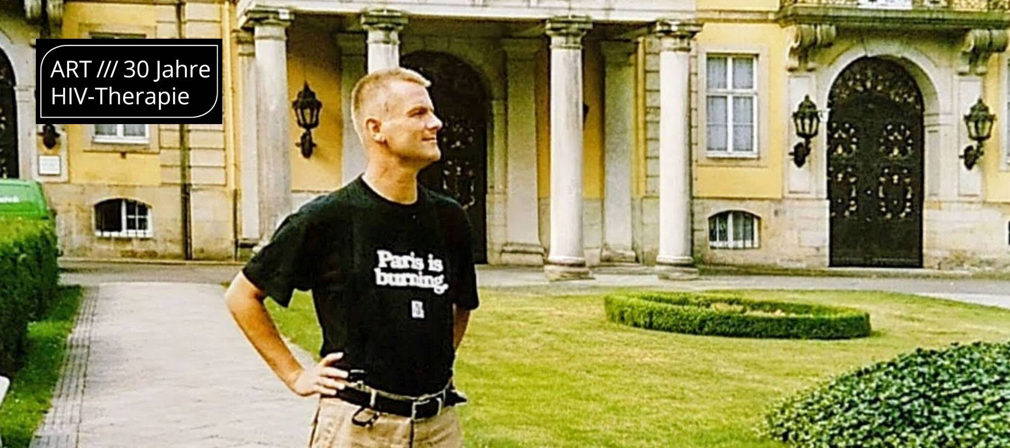 Mann in schwarzem T-Shirt mit Schriftzug 