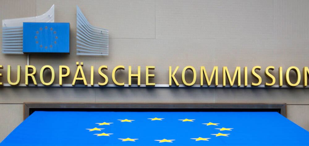 Foto vom Eingang der Europäischen Kommission mit EUR-Flagge