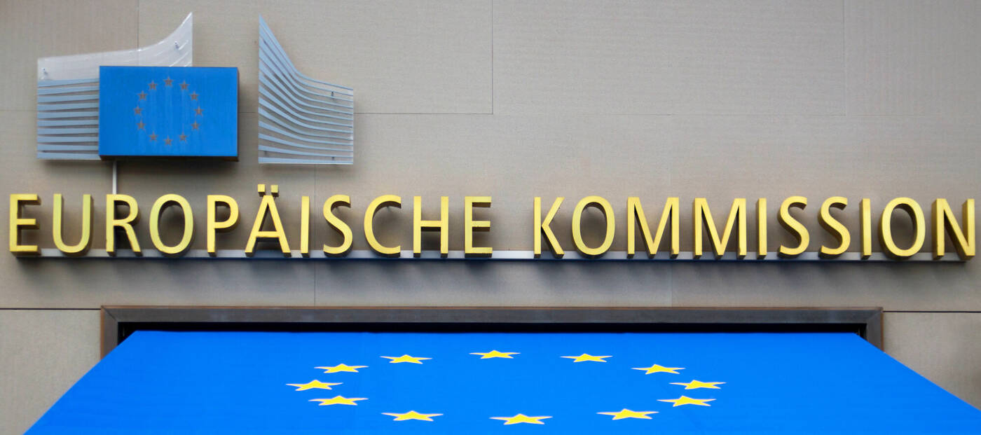 Foto vom Eingang der Europäischen Kommission mit EUR-Flagge