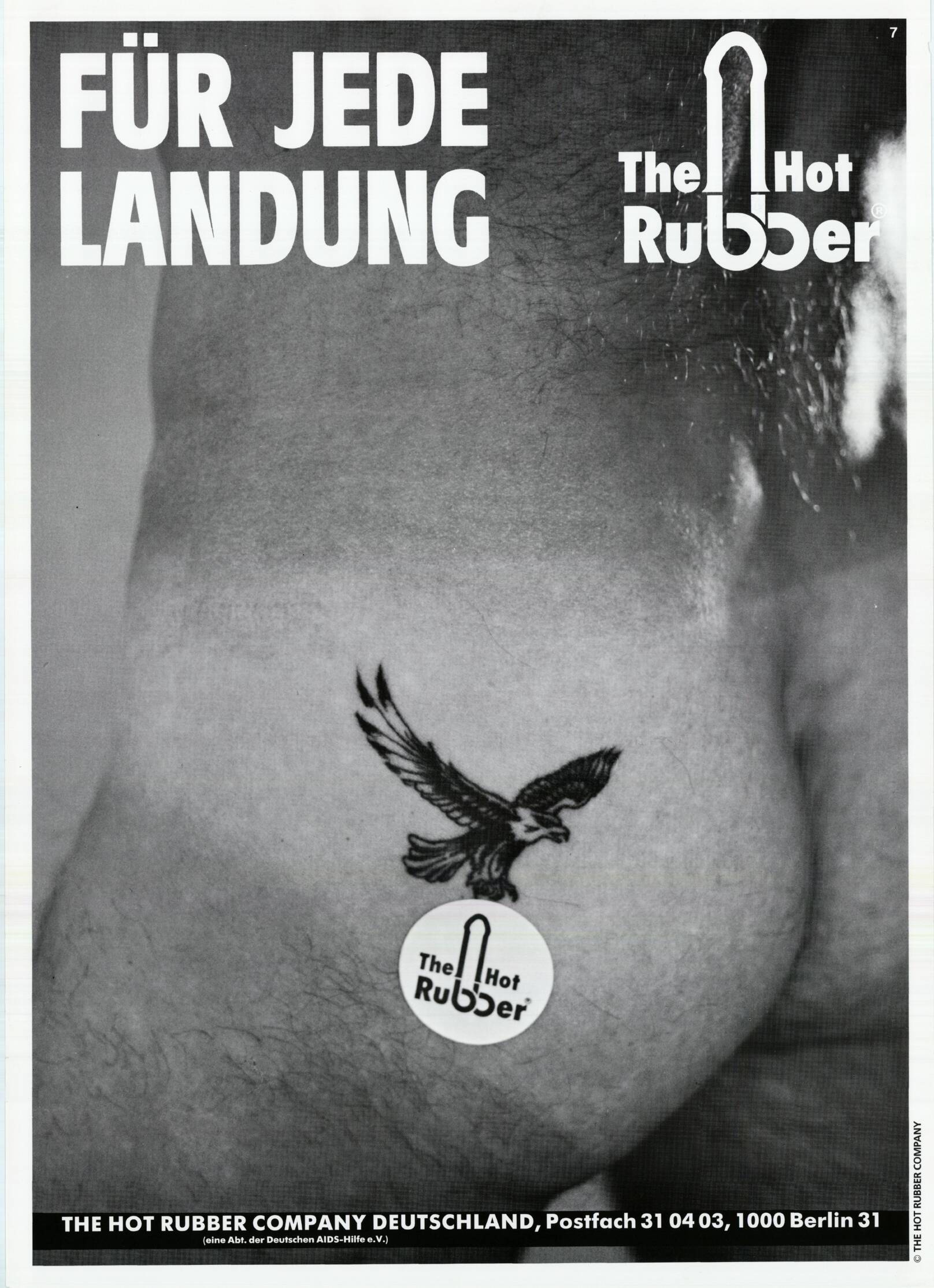 Männerpo mit Adler-Tattoo und einem Sticker der Kondom-Marke The Hot Rubber, Überschrift 